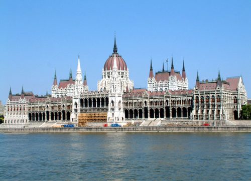 匈牙利国会大厦在多瑙河畔的壮丽景色
